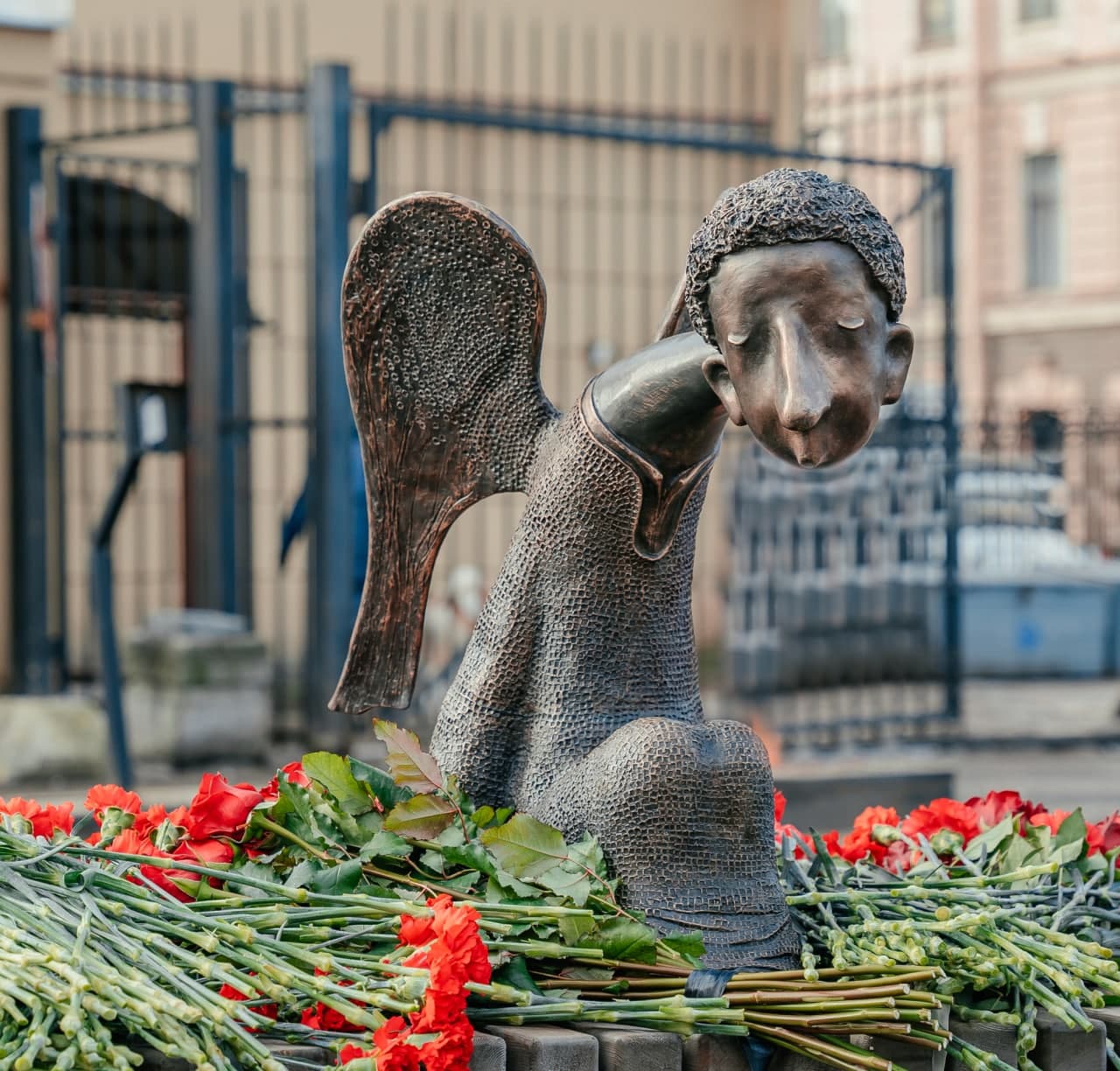Скульптура романа Шустрова Санкт-Петербург